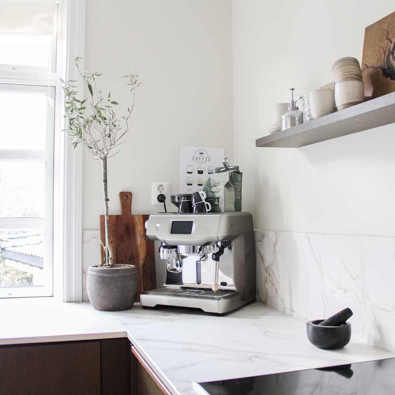 Da Ruben og Sandra skulle pusse opp kjøkkenet sitt ønsket de seg et naturlig og eksklusivt uttrykk, samtidig som det føltes moderne. Valget falt på Signatur Favn fra Sigdal med Dekton Entzo Matt benkeplate.