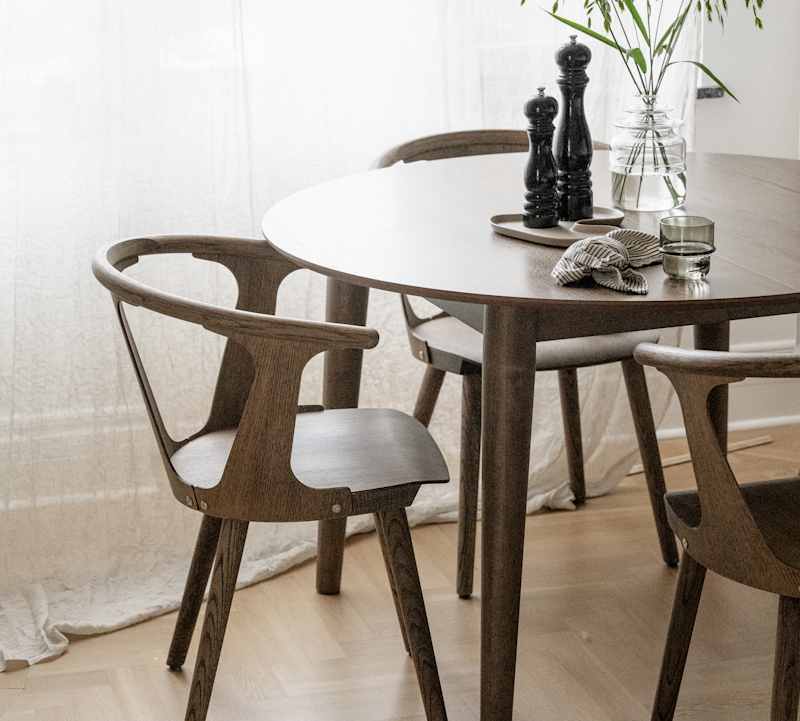Matbord med stolar i trä i köket från Marbodal med Arkitekt Plus Sand och Signatur Ekbacken brunbetsad fanerad eklucka.