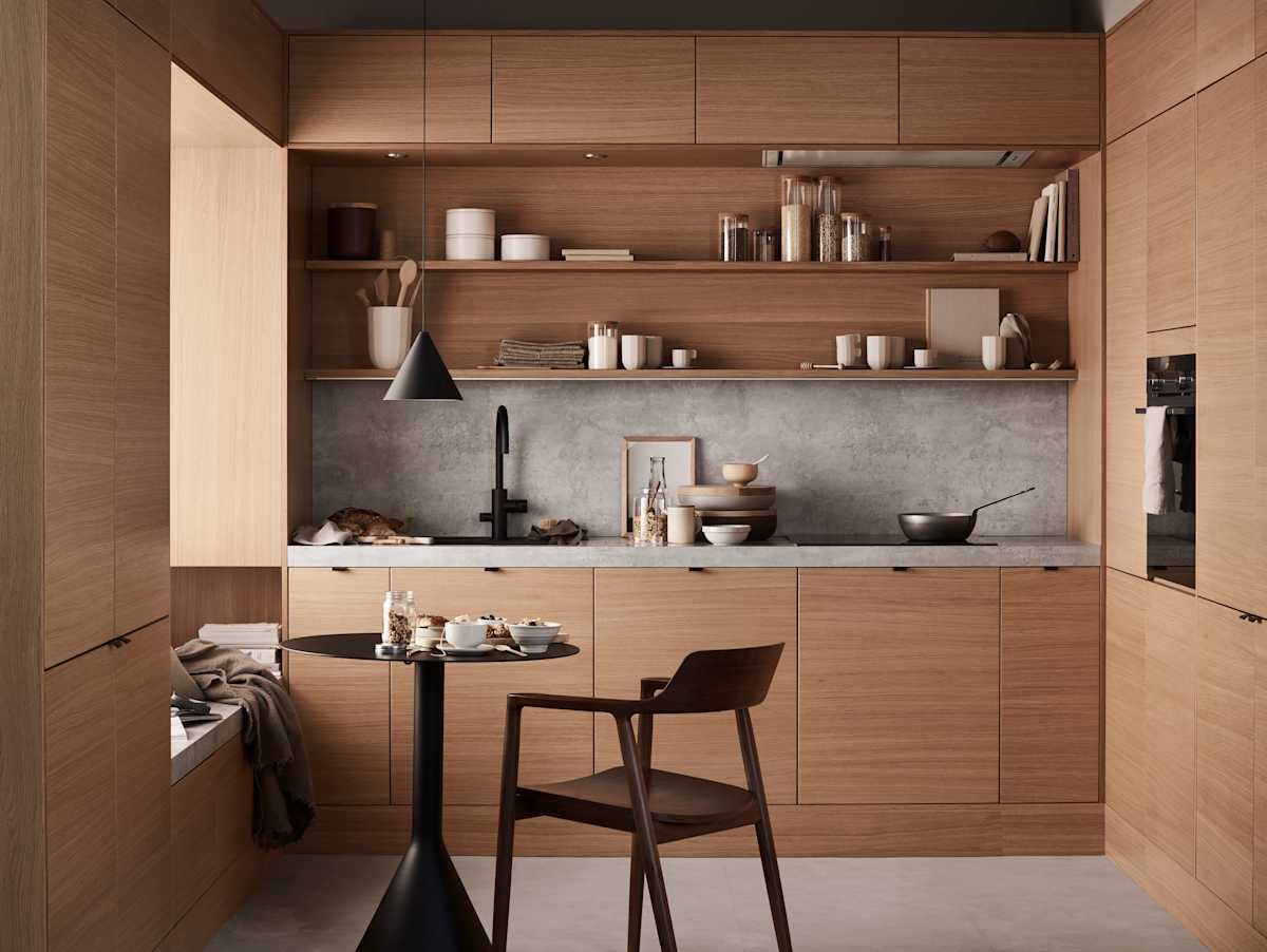 Finér eg natur køkken Athena fra INVITA i finér eg natur, med matchende væghylder, laminat bordplade og splashback med betonmotiv, sort håndtag, vandhane og vask