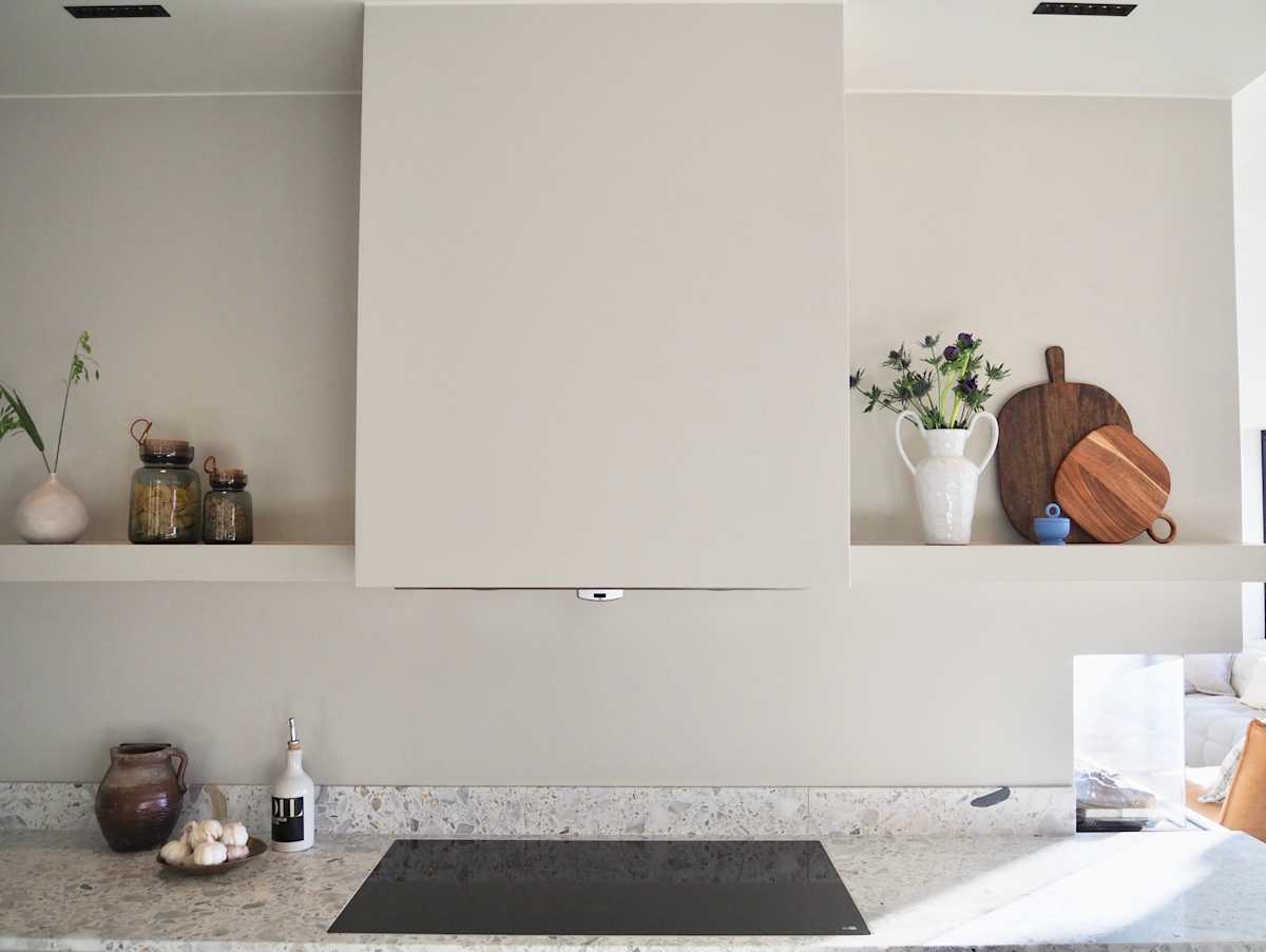 Et moderne Line Inframe kjøkken hos kunde malt i en behagelig greige farge. Veggfarge Sheer Grey 12077 fra Jotun Lady.