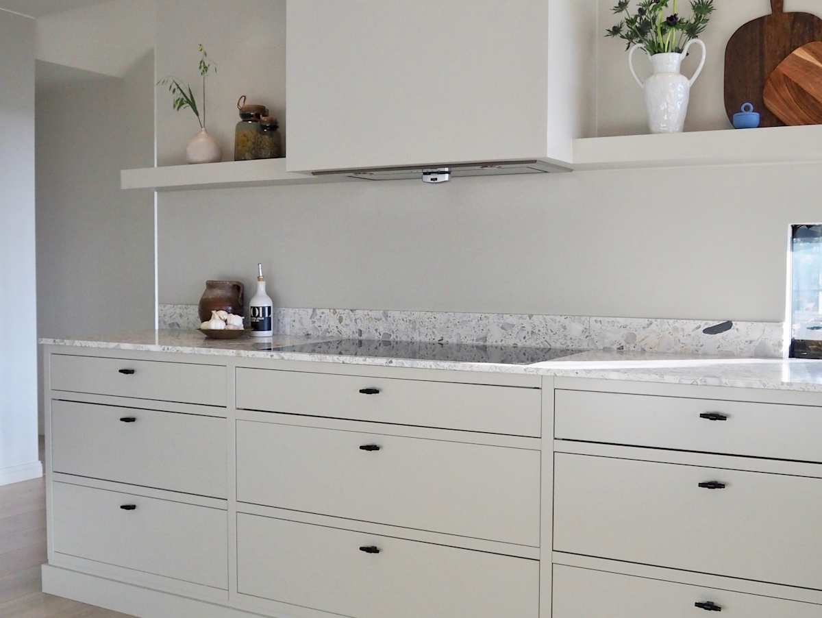 Et moderne Line Inframe kjøkken hos kunde malt i en behagelig greige farge. Veggfarge Sheer Grey 12077 fra Jotun Lady.