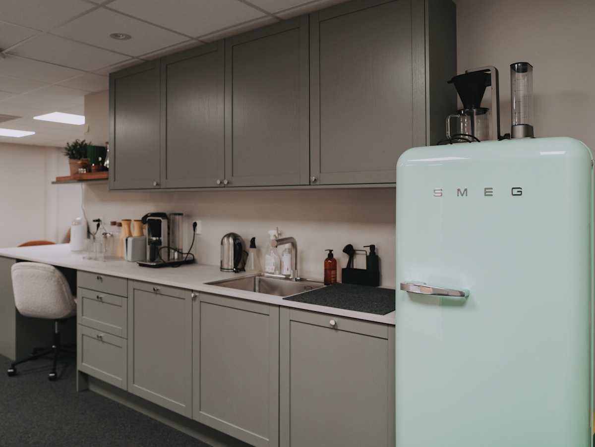 God morgen Norges greenroom, med Kjøkken Square i den grønne fergen Furu fra Sigdal, med Kandia Marmor laminatbenkeplate og hvitevarer fra Smeg.