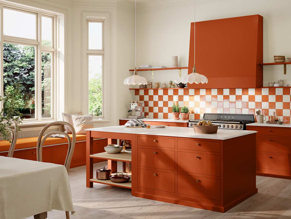 Kjøkken Line Inframe fra Sigdal med kjøkkenøya i farge Brent Paprika S 3560-Y60R med Ventilator Diskret Sense fra Røroshette i samme farge, fliser fra Fagflis og grep Dot ubehandlet messing
