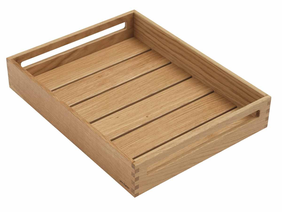 uno form serving tray in solid oak with handcrafted finger-jointed details.