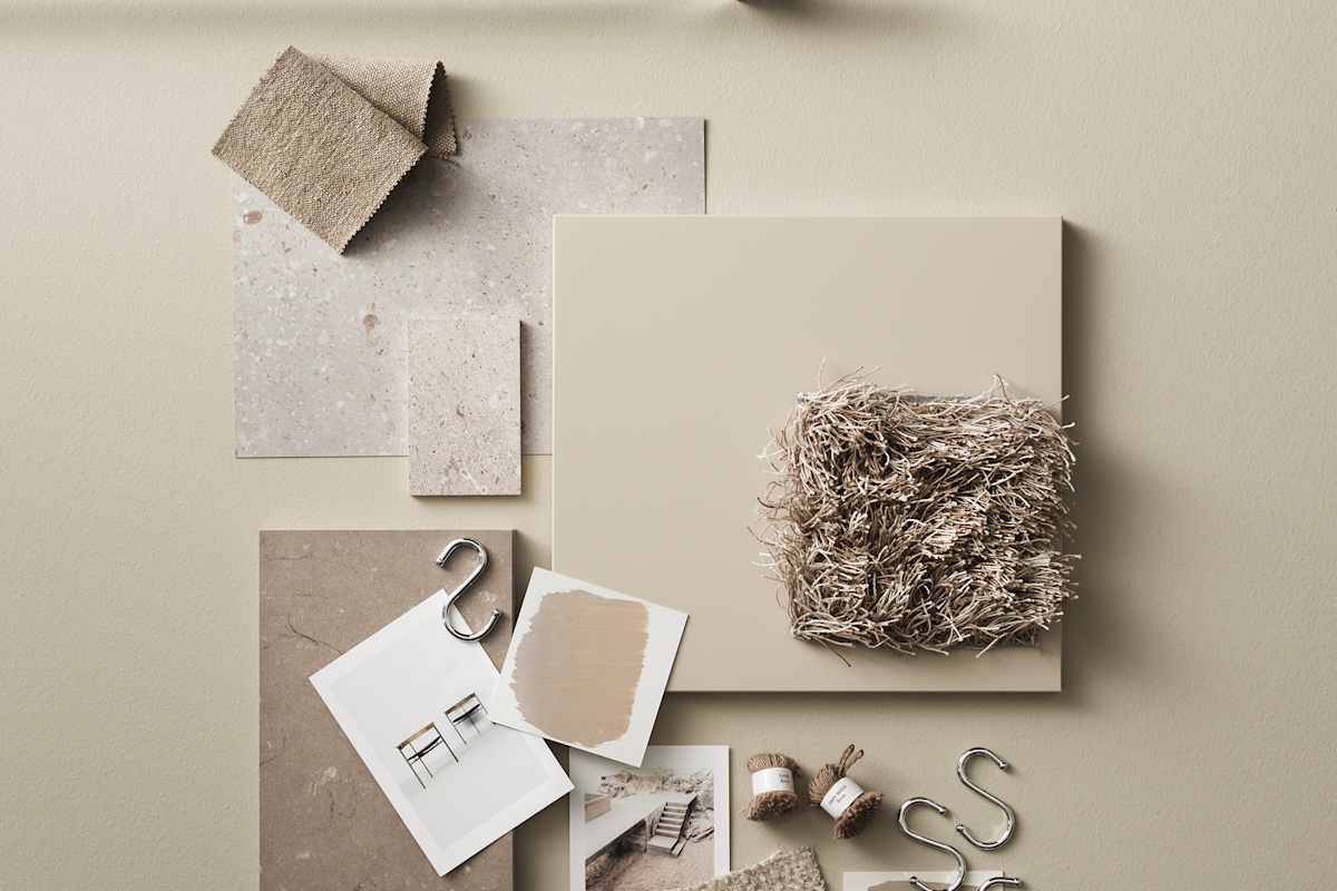 Moodboard med beige slät kökslucka, redskapsstång i rostfritt stål, jute och naturmaterial, grå bänkskiva