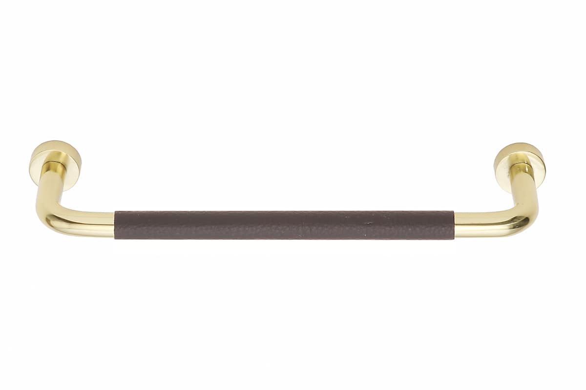 Duett messing med mørkt, brunt skinn, cc 128 mm knotter og håndtak norema kjøkken