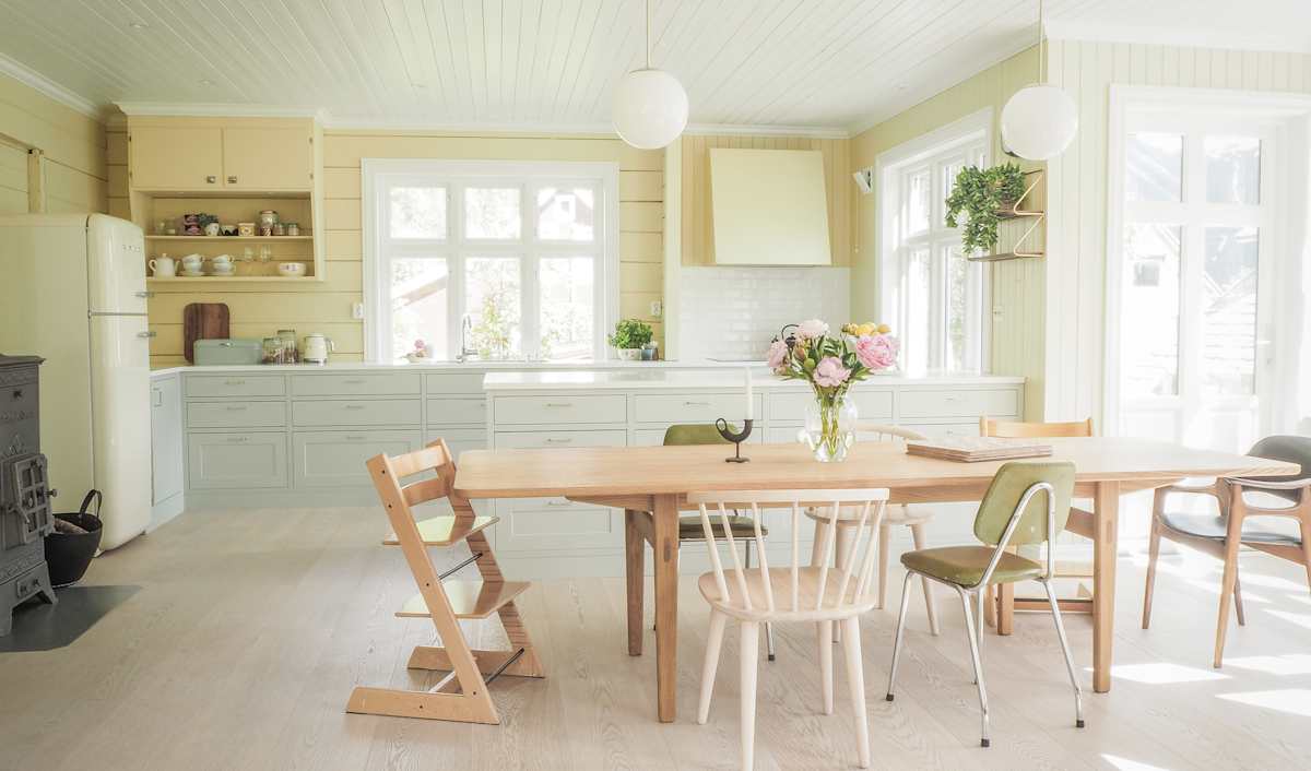 Nett og tidløs crossovermodell med  karakteristiske slette fyllinger. Kjøkkenmodell med tradisjonsdesign og moderne linjer.