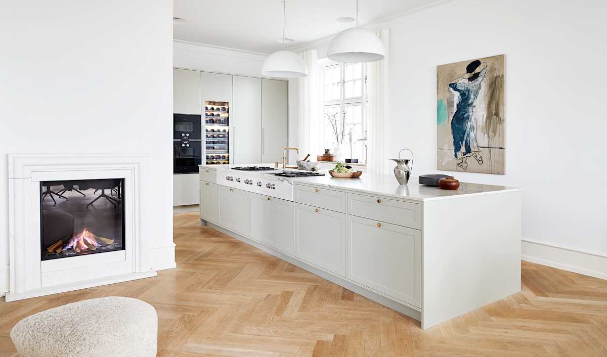 Kompromisløst snedkerhåndværk i et klassisk, nordisk design, der matcher palævillaens originale arkitektur fra starten af 1900-tallet.