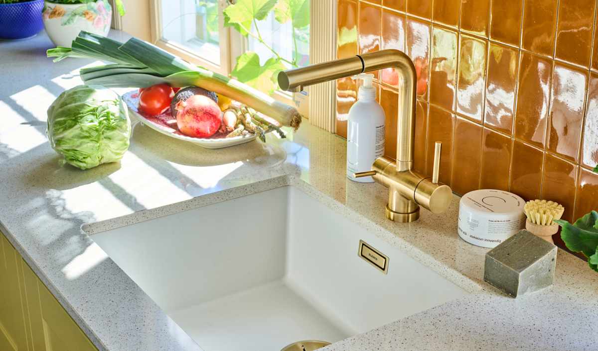 Nærbilde av myk hvit Blanco Subline vask og Crolla London blandebatteri i silestone benkeplate oh veggfliser Urban Atelier