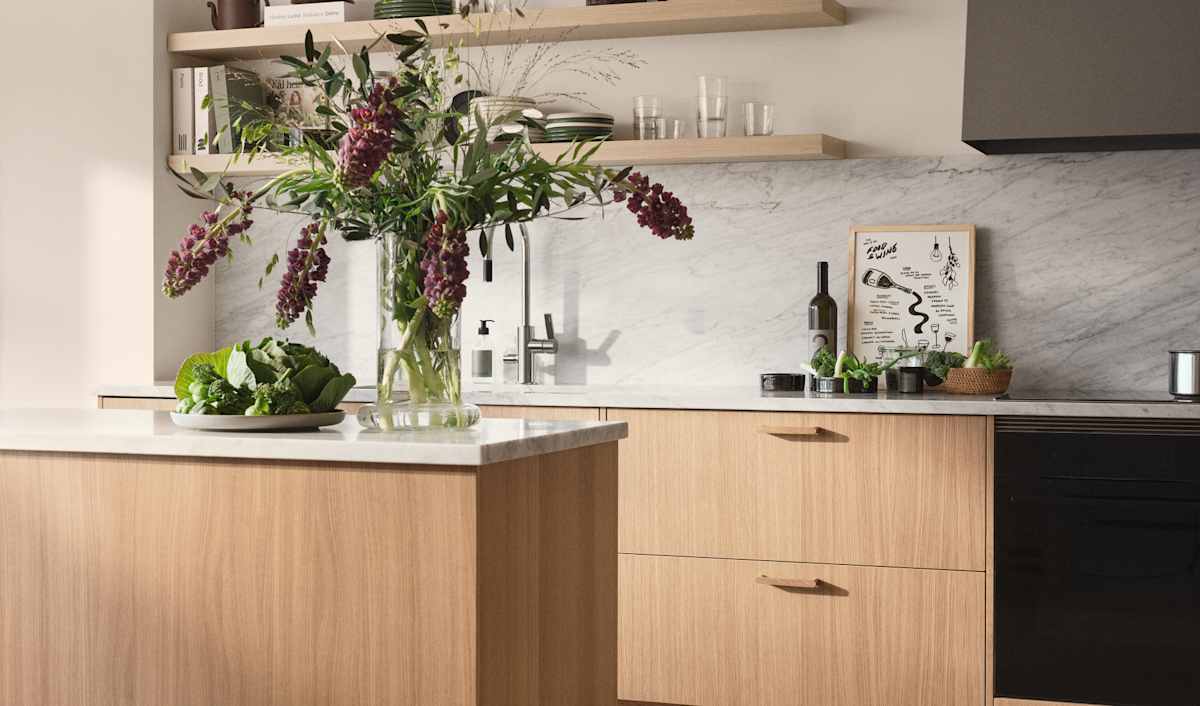 Kjøkken i eikefinér Favn, med naturstein marmor benkeplate, eikefinér vegghylle
