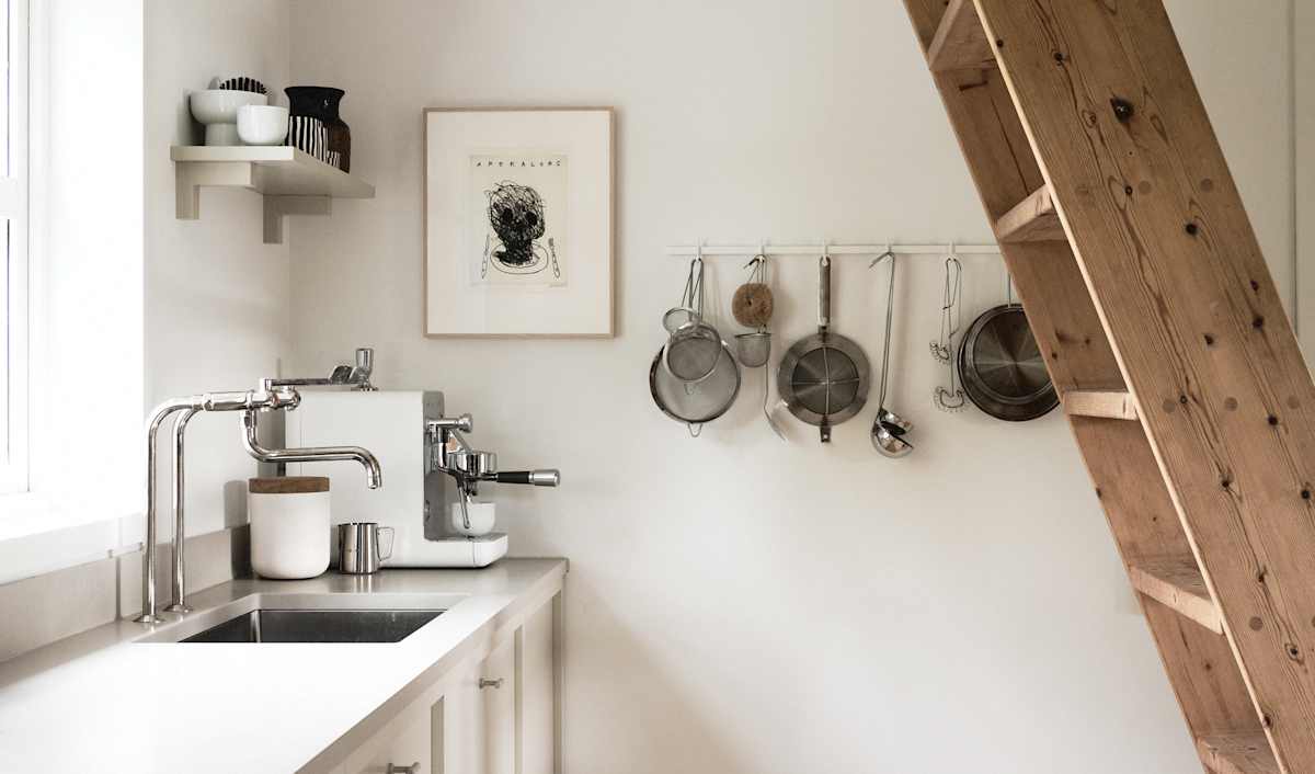 Lotta Agaton har skapt et kjøkken som kombinerer funksjon og estetikk, der hver eneste detalj er nøye gjennomtenkt.