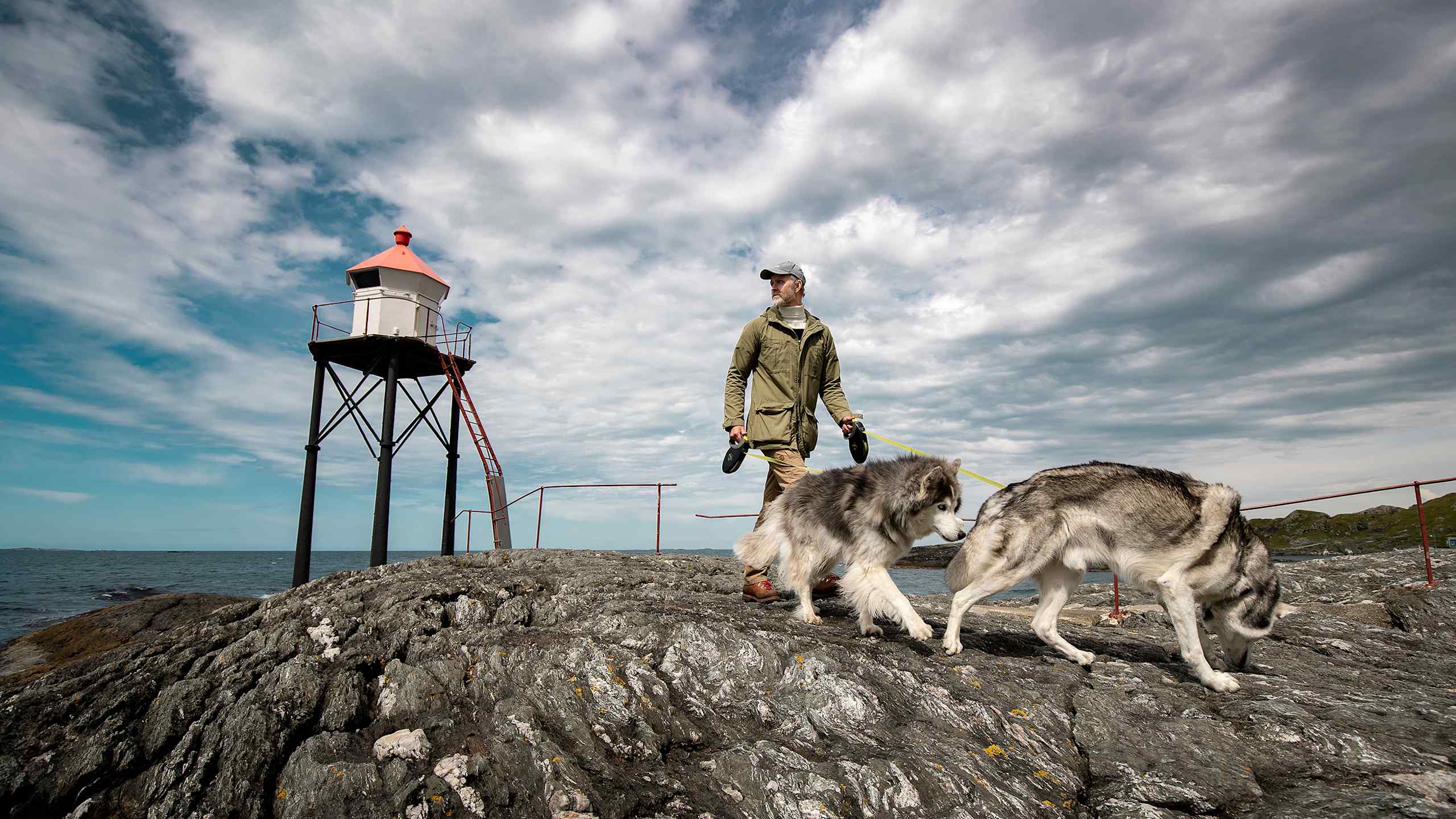 Haakon Laastad med de to Siberian Huskyer Orion og Cooper ved Kvalsvik