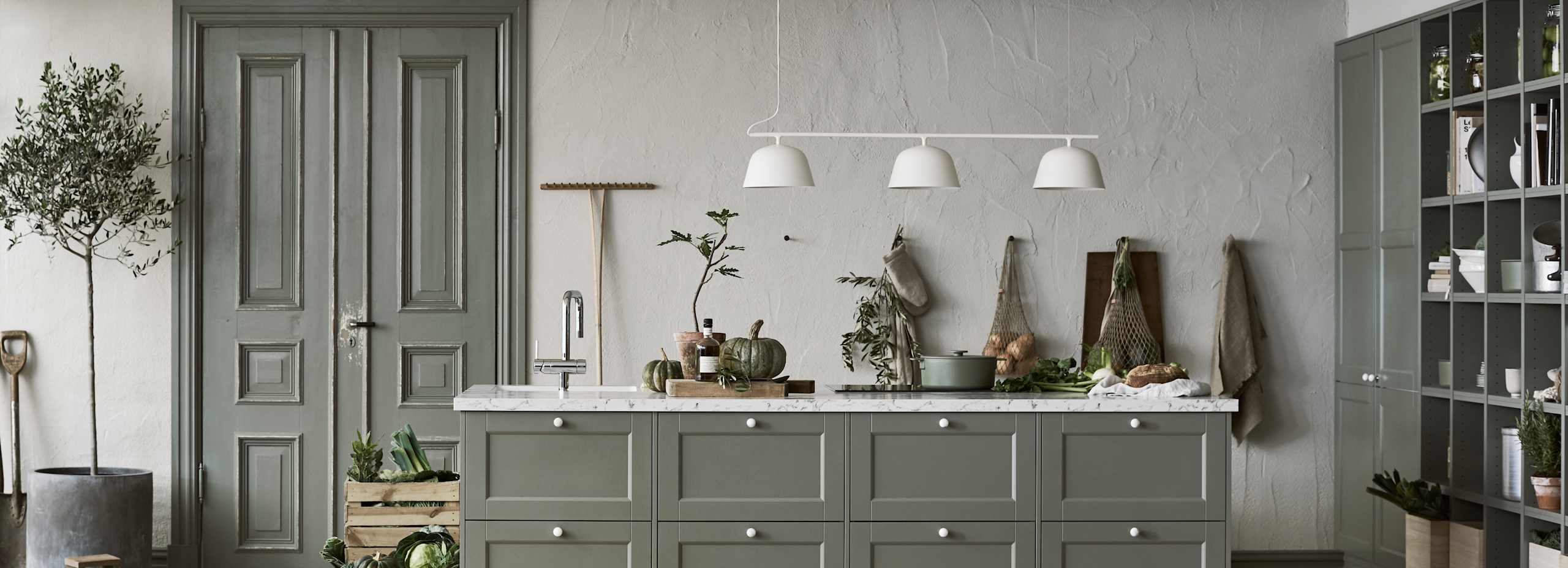 Marbodal Fagerö Tall kök med stor köksö med diskho och blandare samt inbyggd häll och ugn.  Knoppar i marmor samt bänkskiva Marmor i laminat.