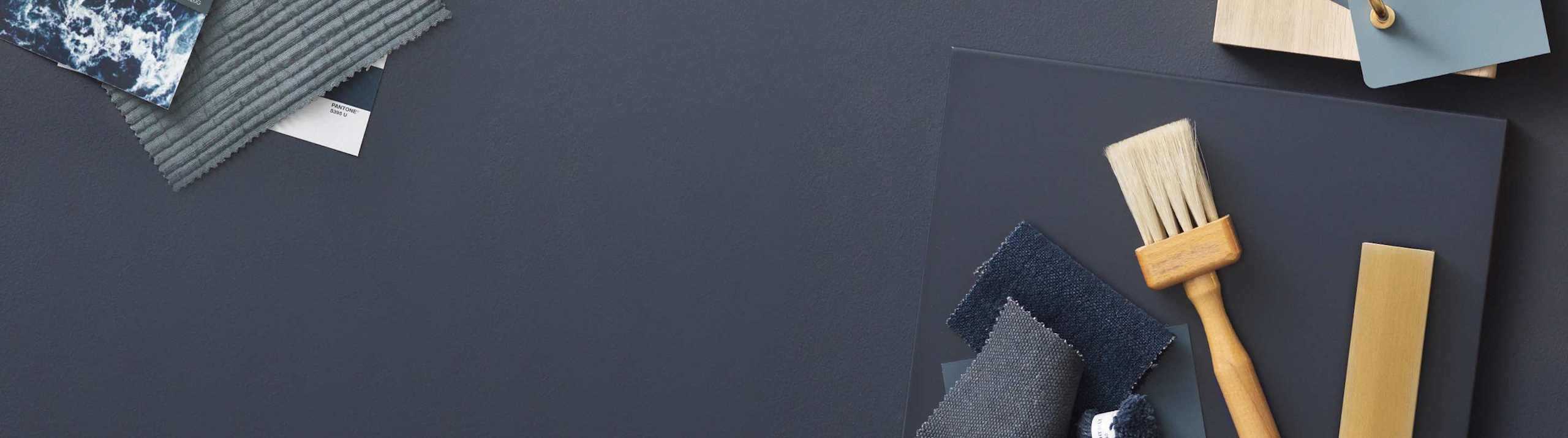 Mørkeblå kjøkkendør med fargeprøver