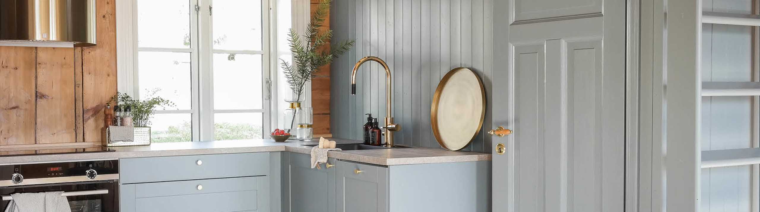 Vakkert hyttekjøkken i fargen blåis levert av Studio Sigdal Molde.