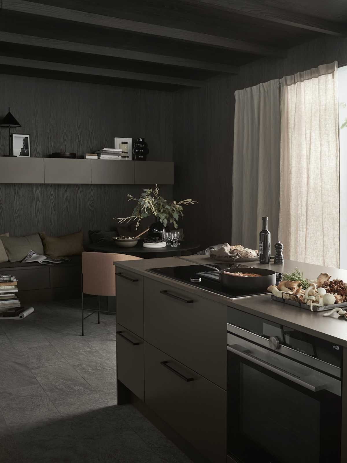Line er en stilren kjøkkenmodell med et stort designregister. De slette MDF-frontene kan males i alle Sigdals standardfarger, eller valgfri NCS-farge mot et pristillegg.