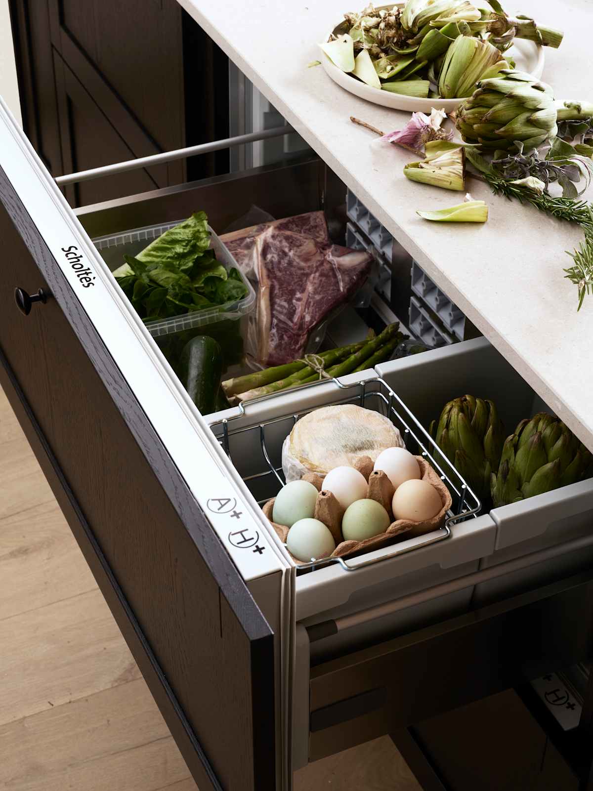 Rustikk og landlig kjøkkenmodell i heltre eik. Front med enkel ramme og slett fylling gjør at du kan variere uttrykket på kjøkkenet fra det helt moderne til det rustikke landlige preget alt etter hvilket tilbehør du velger.
