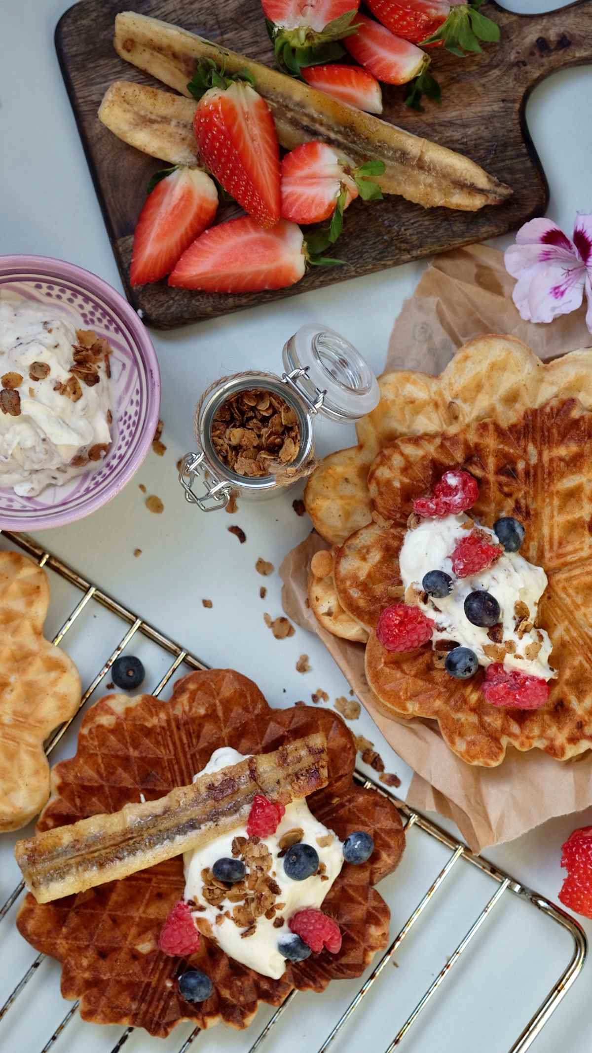 Vafler er perfekte til hverdags som en rask lunsj, mellommåltid eller til kaffe. Få oppskrift på en deilig bananvaffel fra matblogger Markiz Tainton.