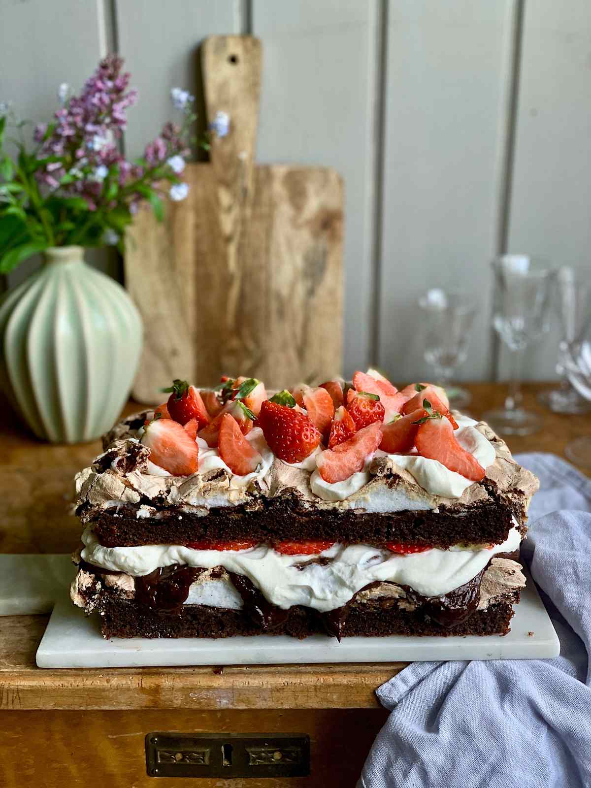 Se oppskrift på Lisa Lemkes fantastiske sjokolademarengskake med sjokoladekrem.