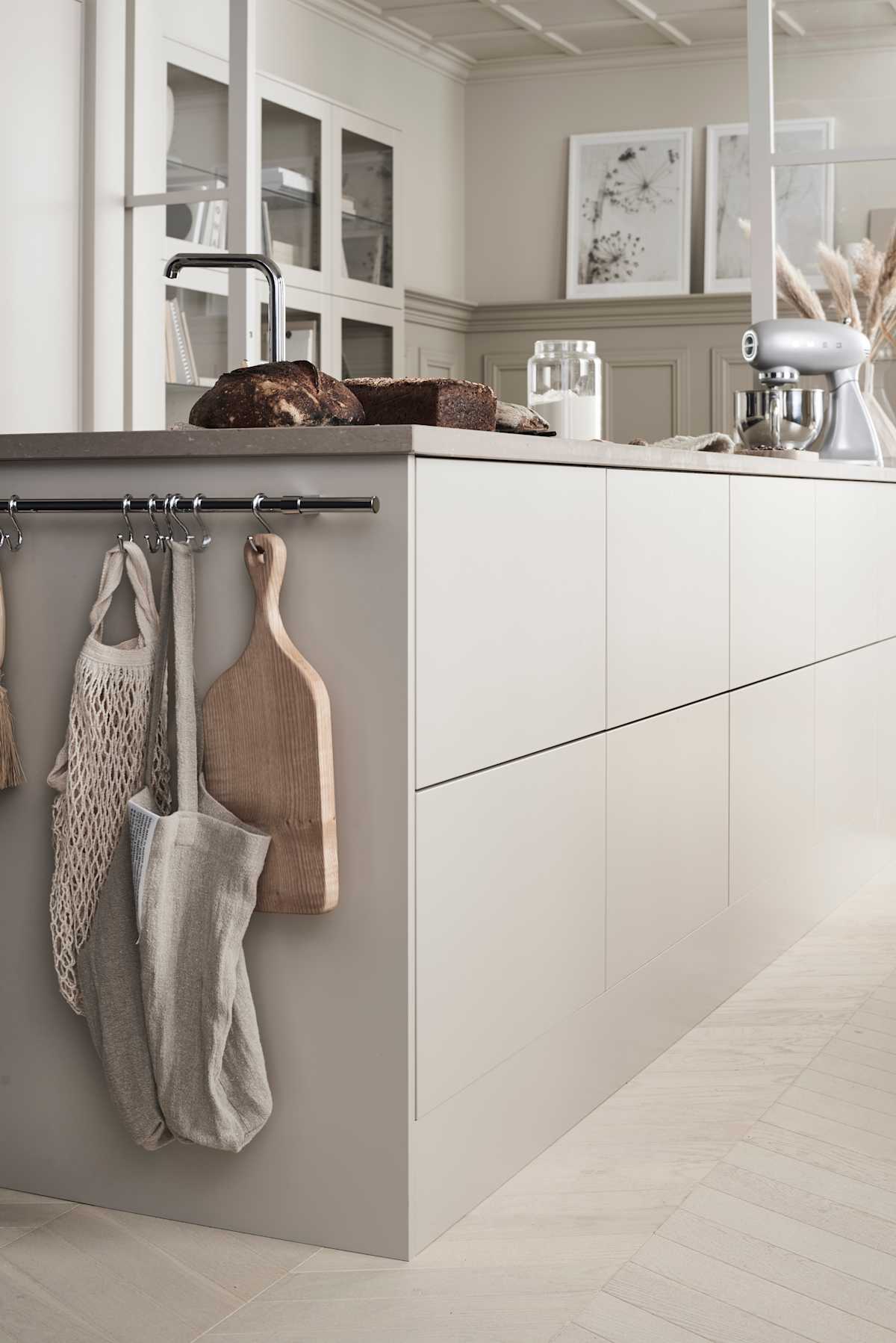 Beige køkken Athena Sand fra INVITA med push to open låger, køkkenø med vask og vandhane i rustfritt stål