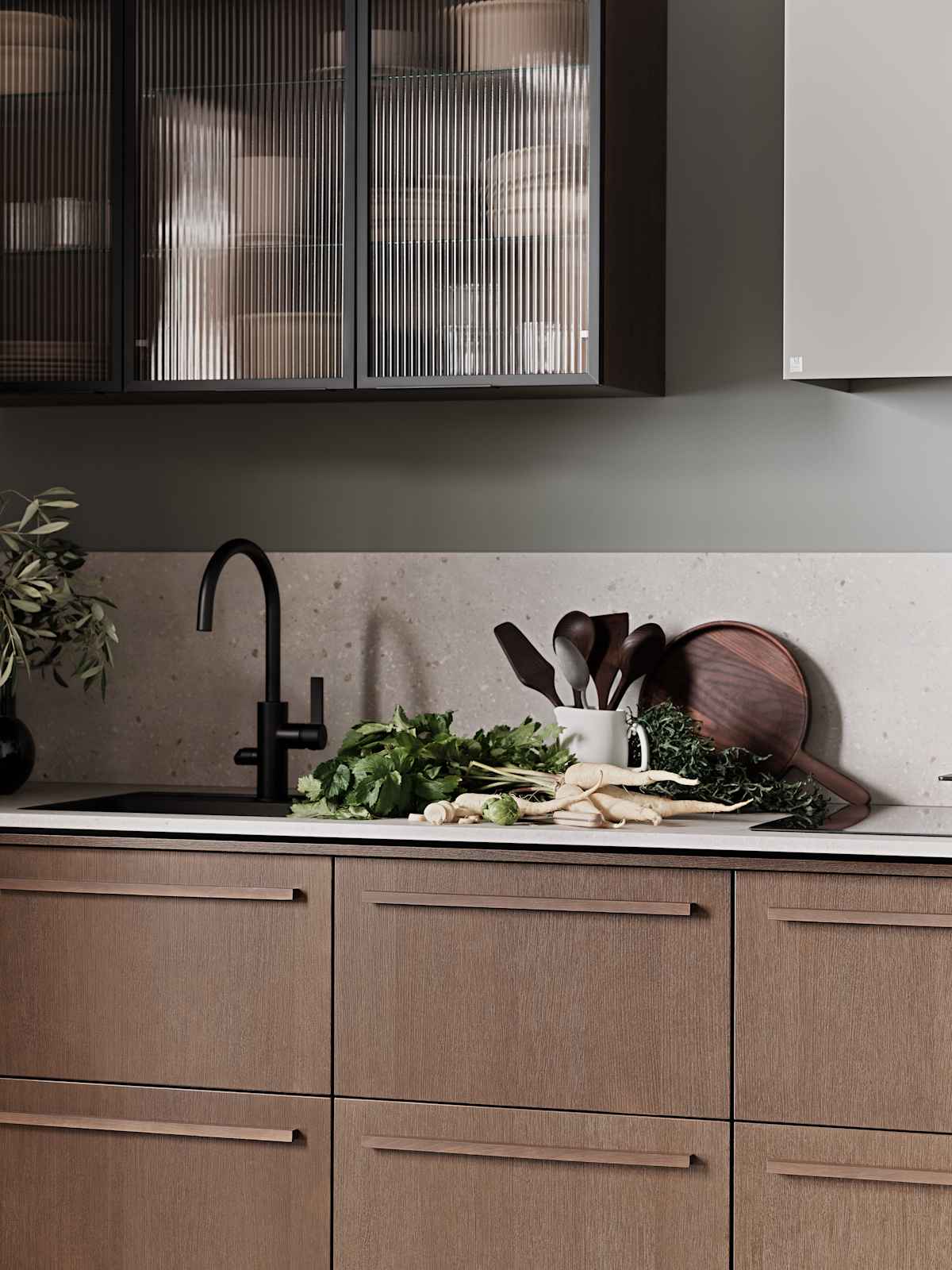 Nærbillede af Køkken Forever Oak fra INVITA, mørk eg køkkenskabe med massiv tre mørk eg håndtag, komposit bordplade, sort armatur og vitrineskab med riflede glas i tynd, sort aluminiumsramme