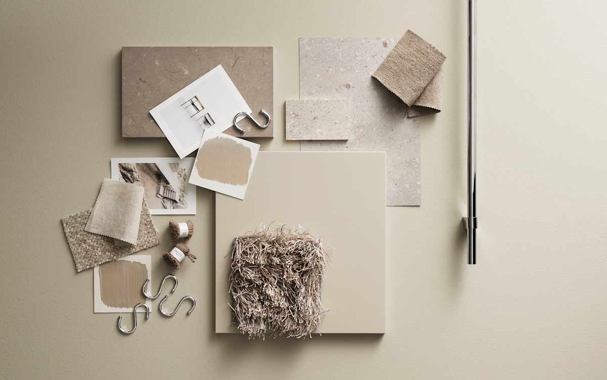 Naturlige, neutrale materialer og farveprøver til indretningsinspiration i beige nuancer.