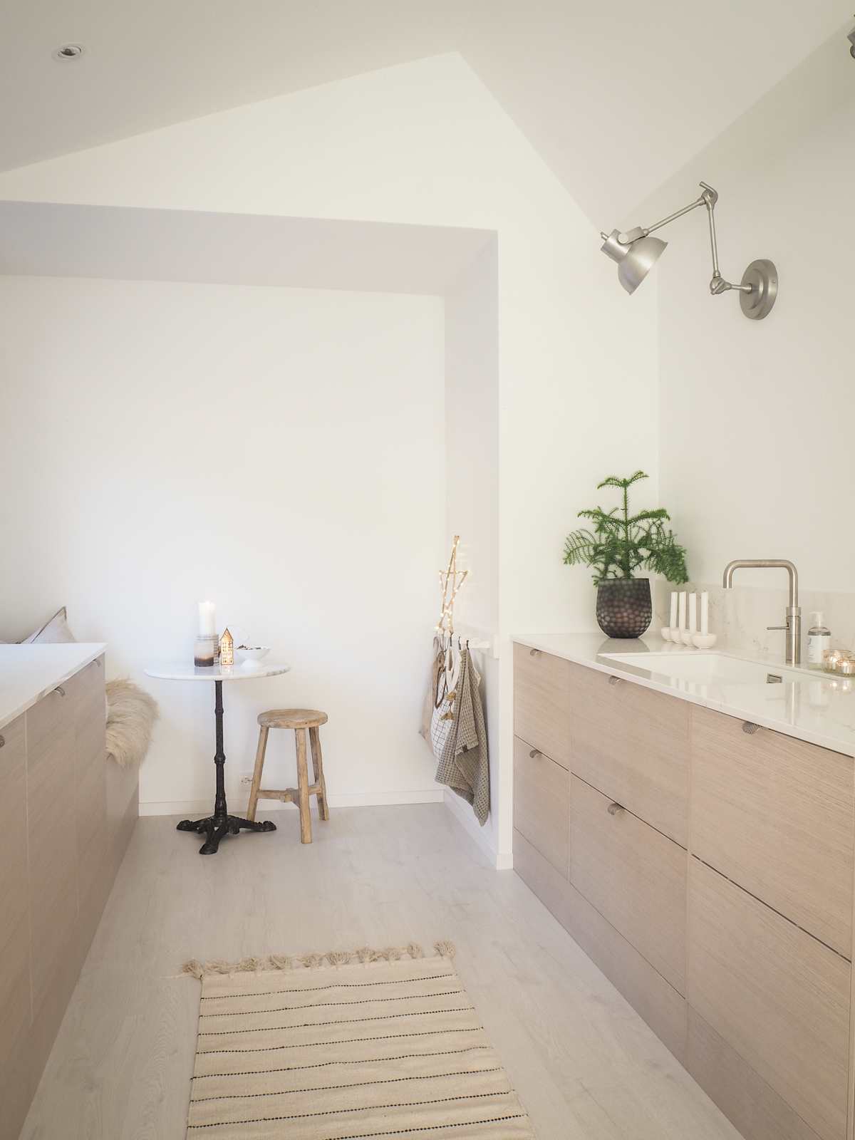 Kjøkkenet til Amalie er levert av Sigdal Ålesund, og er tegnet av Ellisiv Solheim. Modellen heter Amfi Eik, et elegant og moderne eikekjøkken i fargen Lin.