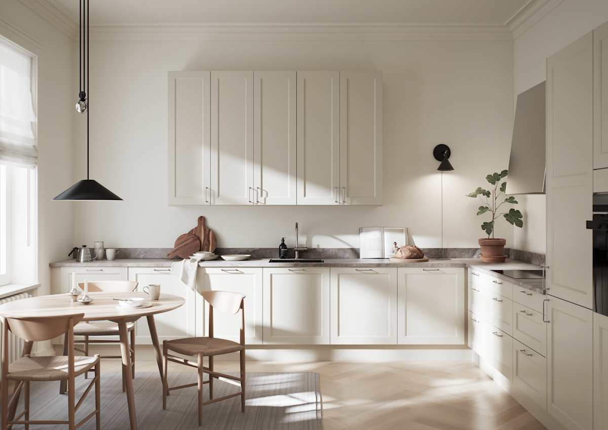 Tidløs beige kjøkken som har en 5-delt speilfront med profilert innerkant og slett speil, stål håndtak og kran, grå marmor benkeplate med spisebord og stoler i lys tre.