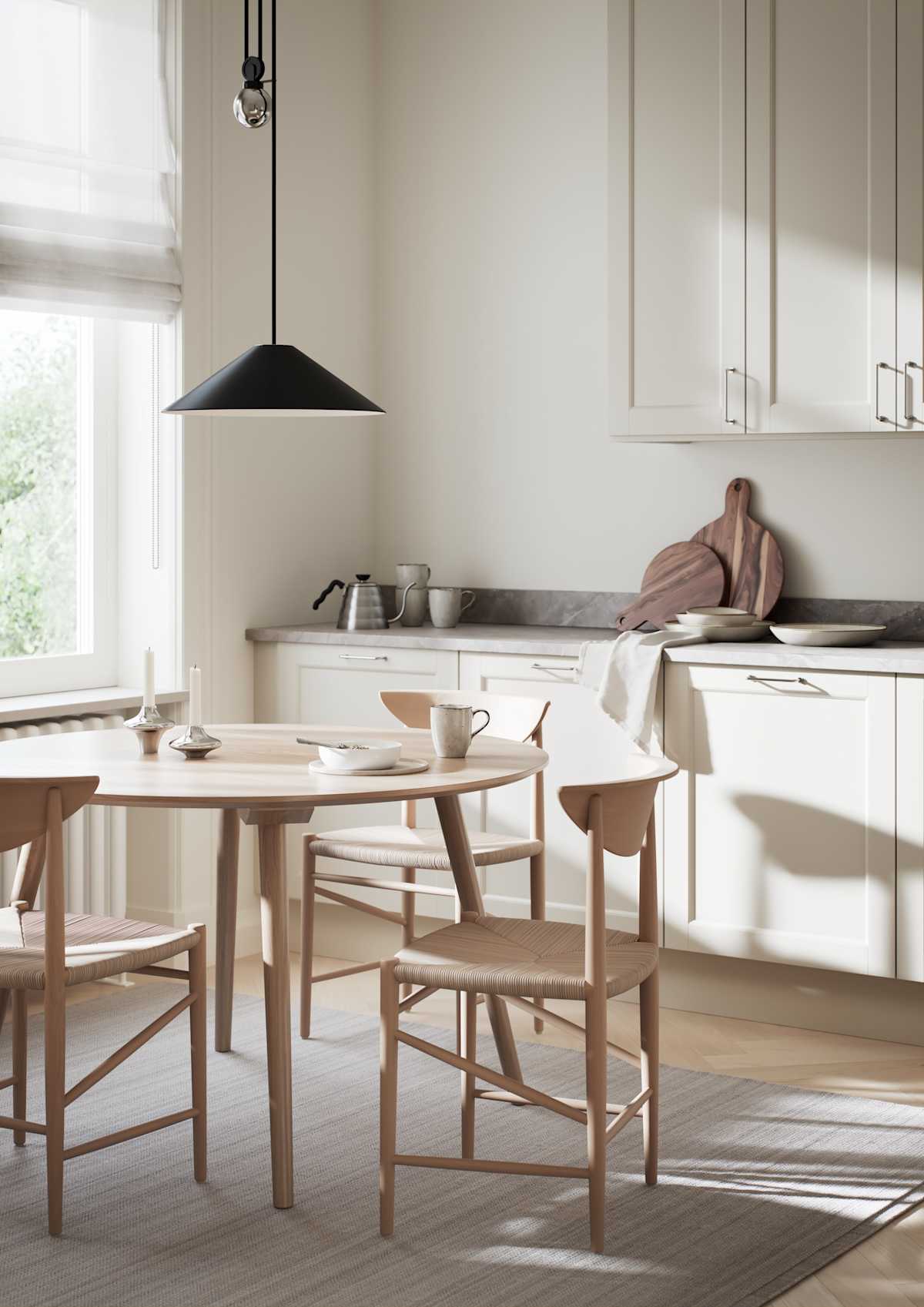 Tidløs beige kjøkken som har en 5-delt speilfront med profilert innerkant og slett speil, stål håndtak og kran, grå marmor benkeplate med spisebord og stoler i lys tre.
