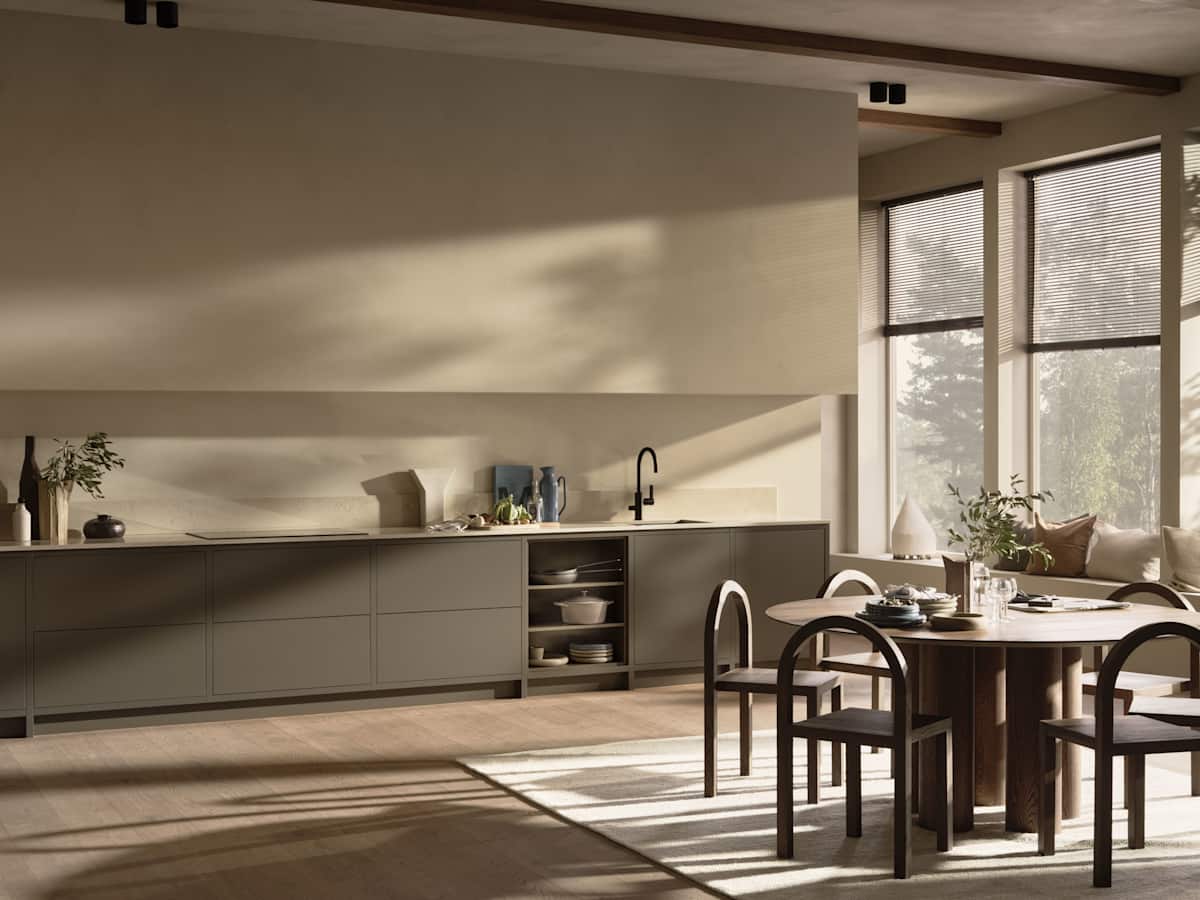 I samarbeid med designeren Lotta Agaton har vi skapt kjøkkenkonseptet Varm minimalisme – en skandinavisk tolkning av minimalisme som forener enkelhet, kreativitet og varme i en tidløs stil.