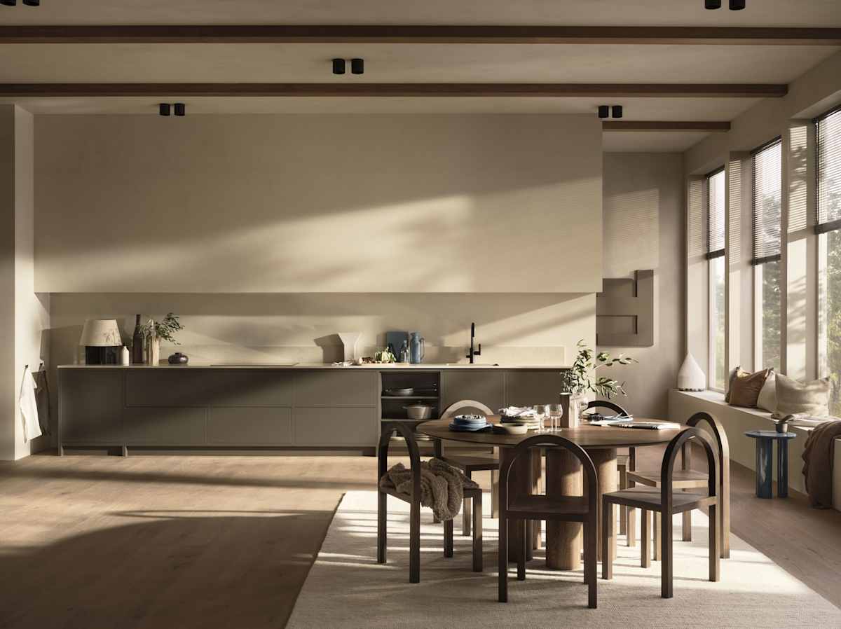 I samarbeid med designeren Lotta Agaton har vi skapt kjøkkenkonseptet Varm minimalisme – en skandinavisk tolkning av minimalisme som forener enkelhet, kreativitet og varme i en tidløs stil.