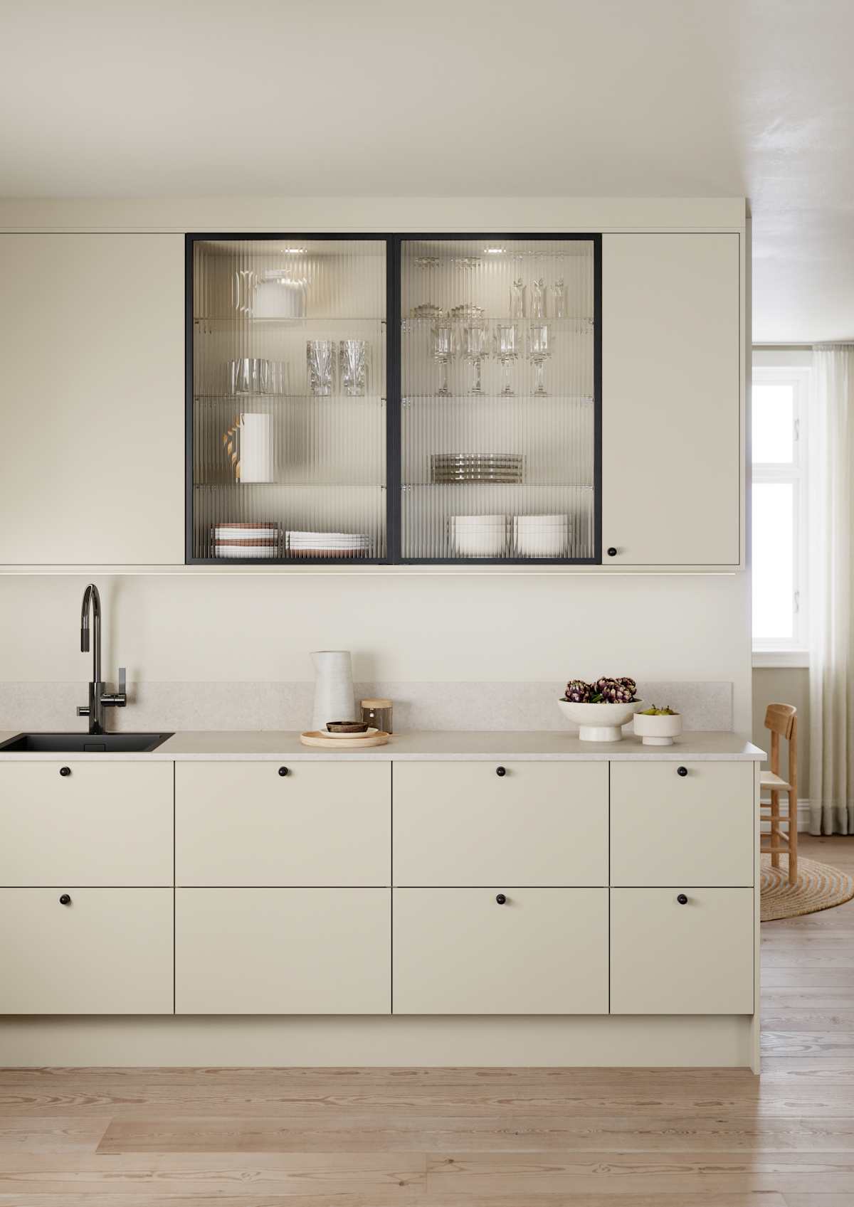 Vidde har et tidløst og minimalistisk design. Modellens enkel og rene formspråk gjør den velegnet for høye skapløsninger som gir god plassutnyttelse.