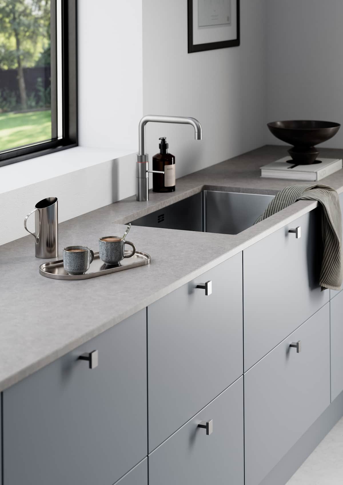 Mat og silkeblødt laminatkøkken Cover i Soft laminat med køkkenø fra INVITA med et seamless udtryck i farve Blåler