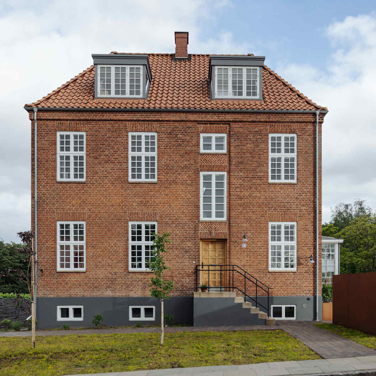 The kitchen in the 100-year-old patrician villa was moved into the dining room.