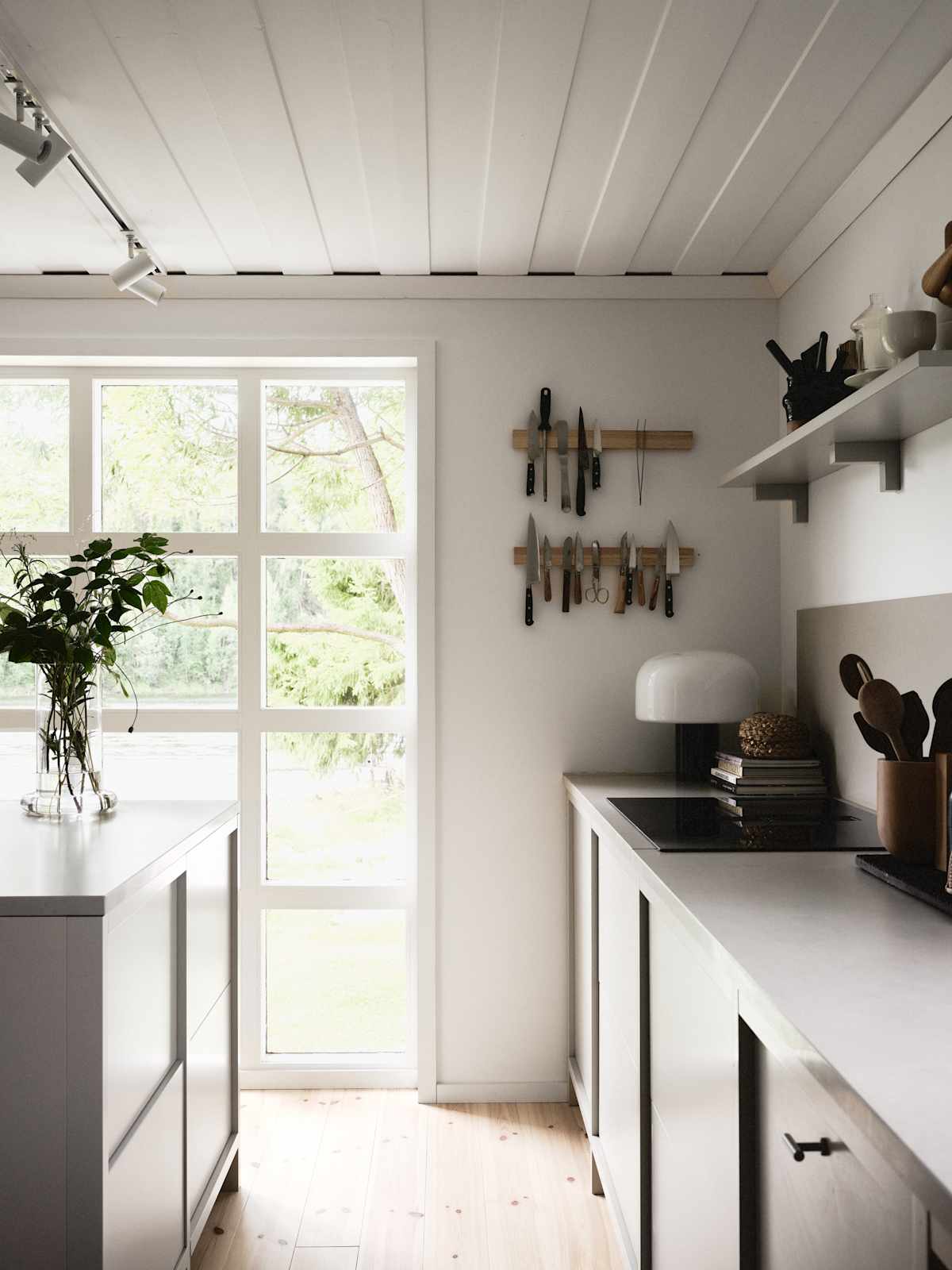 Lotta Agaton har skapt et kjøkken som kombinerer funksjon og estetikk, der hver eneste detalj er nøye gjennomtenkt.