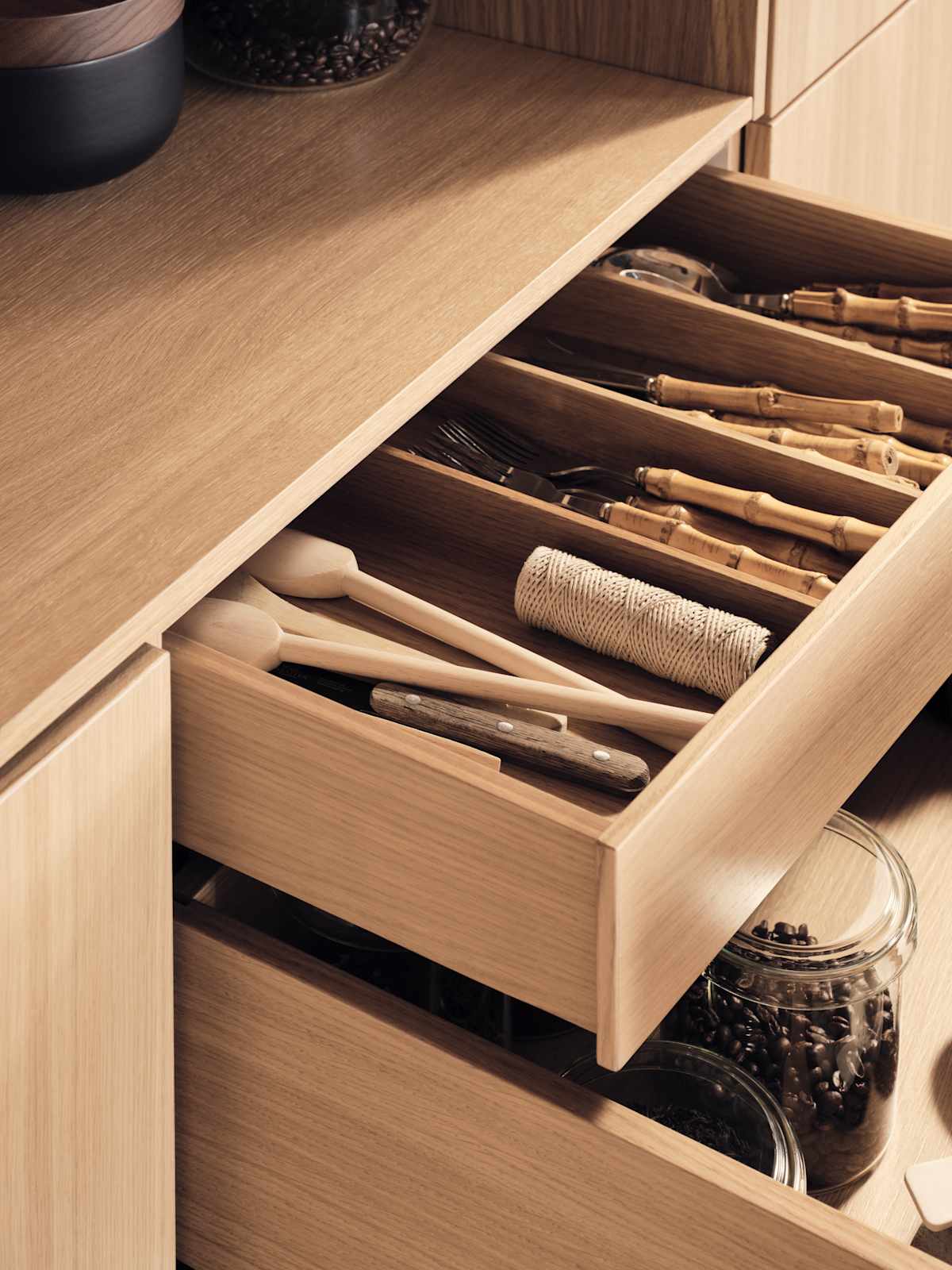 Within Wood kombinerer moderne design med gjennomtenkte funksjoner. Med vertikal trestruktur, naturlige materialer og gjennomtenkte detaljer skapes et rom som oppleves både rolig og innbydende.