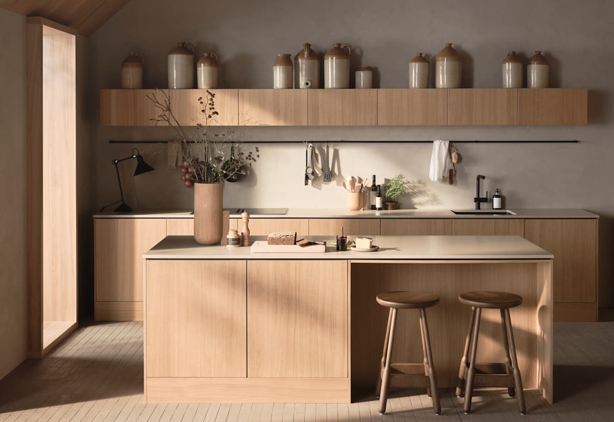 Within Wood kombinerer moderne design med gjennomtenkte funksjoner. Med vertikal trestruktur, naturlige materialer og gjennomtenkte detaljer skapes et rom som oppleves både rolig og innbydende.