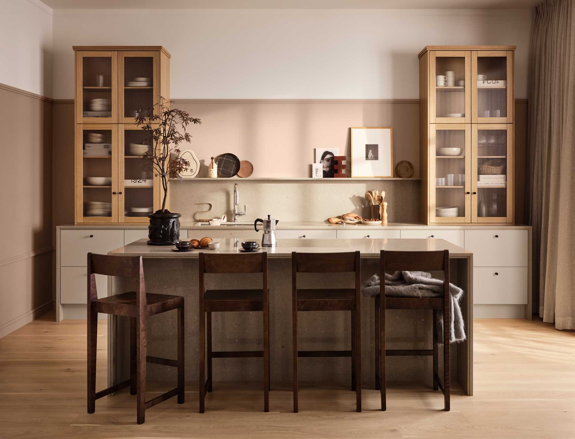 Kök Arkitekt plus Gryning. Köksö med brolösning av Shitake bänkskiva. Bänkstående vitrinskåp i ek och räfflat glas.
