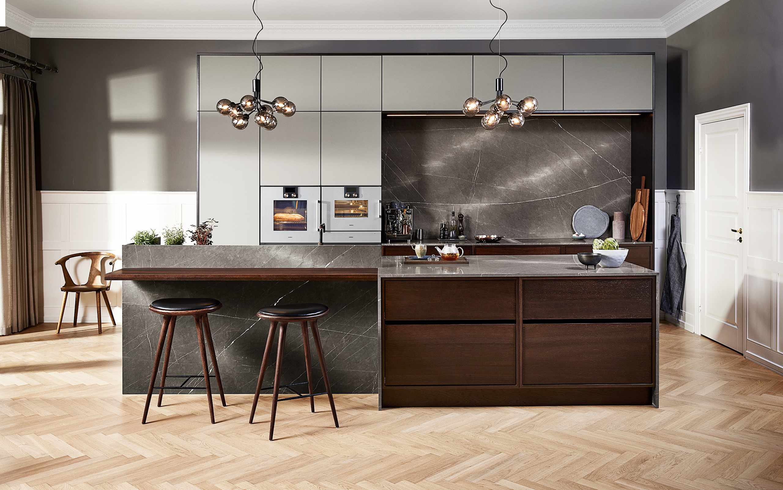 Snickeri kök i rökt ek, Grigio Londra laminat och Pietra Grey marmor