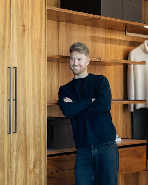 Kevin Schmidt er køkkendesigner i uno forms flagship store i København