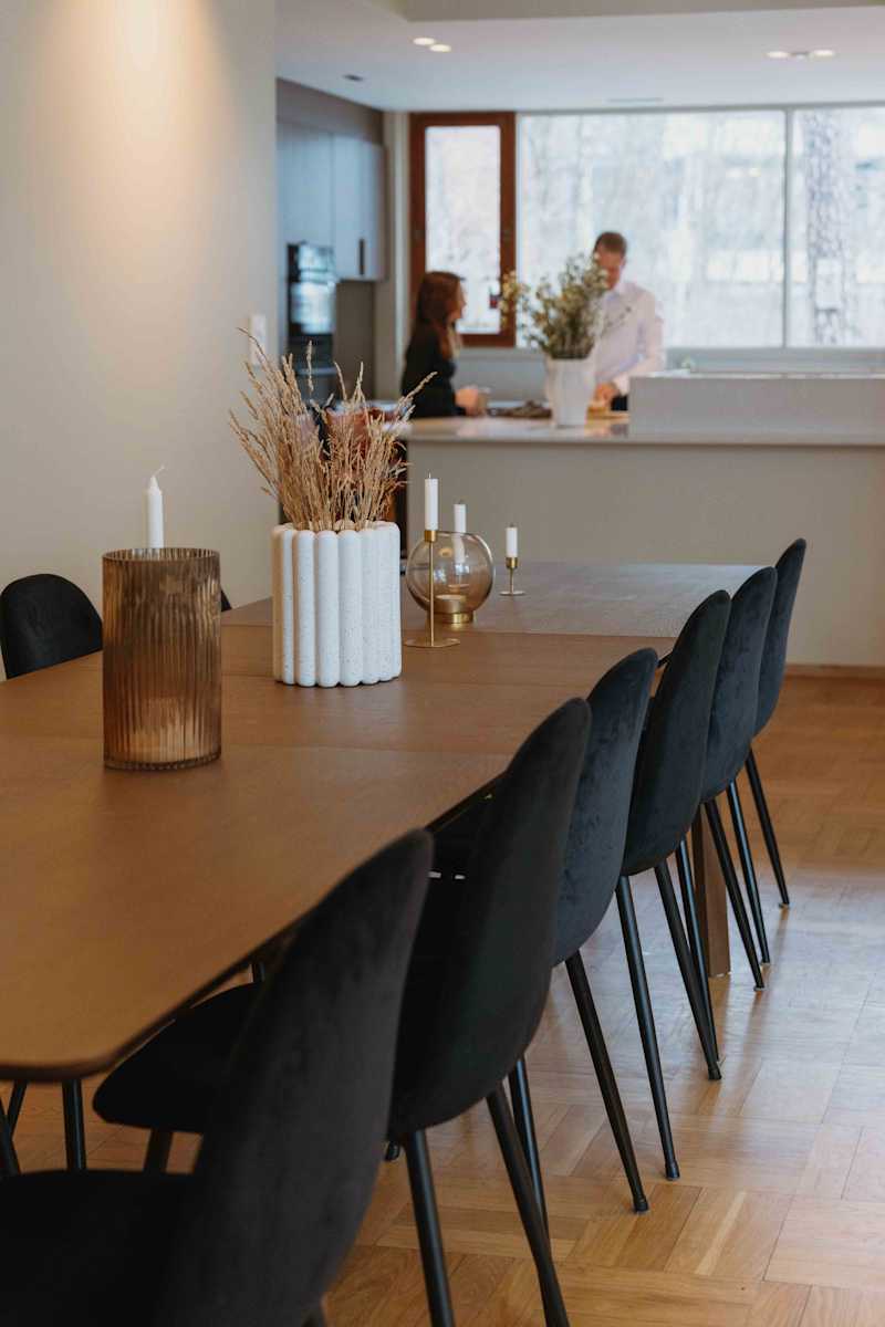 Tre spisebord med svarte stoler
