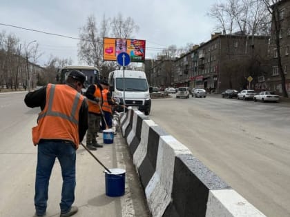 Дорожные ограждения красят в Иркутске