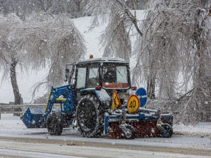 Дороги продолжают расчищать от снега в Иркутске