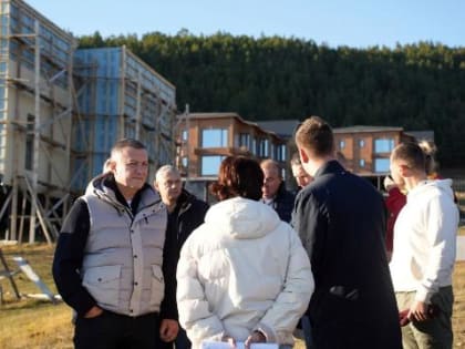 Губернатор Иркутской области проверил строительство модульных отелей в Большом Голоустном