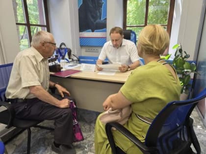 Приёмы и встречи с населением в Иркутске провели депутаты Законодательного Собрания