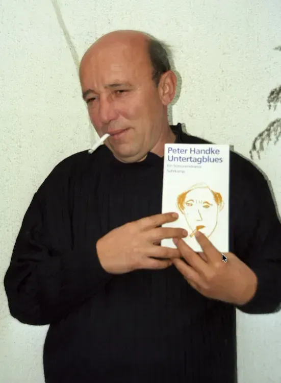 Zlatko Bocokić im Oktober 2003 in Šabac mit dem Handke-Buch „Untertagblues“, dessen Coverbild von Peter Handkes Tochter Léocadie gezeichnet wurde.