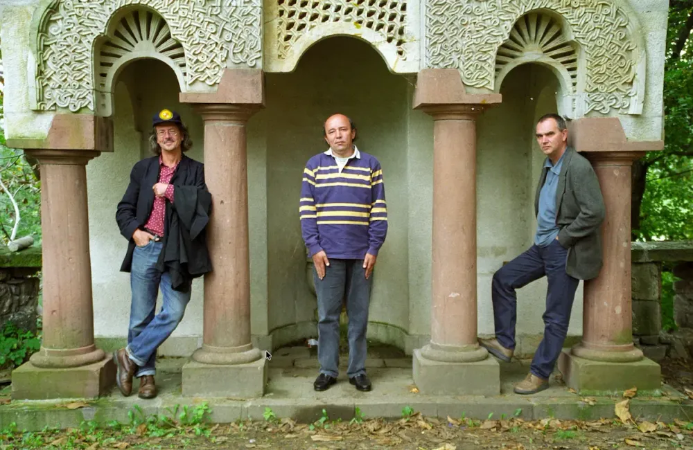 Peter Handke, Zlatko Bocokić und Žarko Radaković auf dem Friedhof des serbisch-orthodoxen Klosters Žiča bei Kraljevo (6. Oktober 1999).