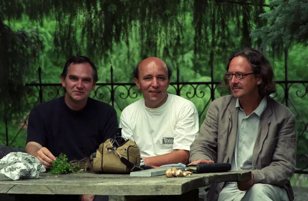 Žarko Radaković, Zlatko Bocokić und Peter Handke am 4. Juni 1997 im Garten des Klosters Rača bei Bajina Bašta.