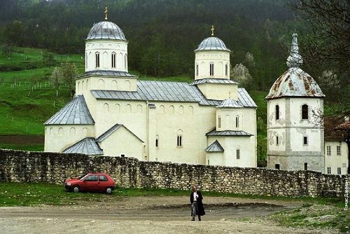 Bocokićev crveni pežo i Handke ispred manastira Mileševe