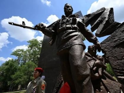 В Харцызске торжественно открыли памятник защитникам Донецкой Народной Республики